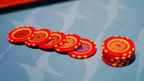 Tyylikäs kasinoteema ja pelimerkit pöydällä